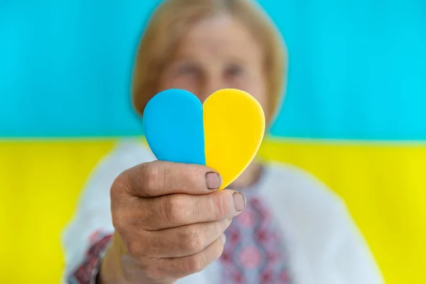 Büyükannem Nakışlı Gömlek Giyen Ukraynalı Bir Vatansever Seçici Odaklanma Nsanlar — Stok fotoğraf