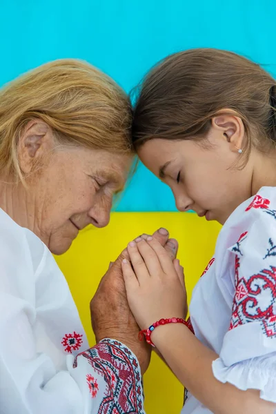 Nonna Nipote Ucraina Vyshyvanka Pregare Concentrazione Selettiva Ragazzo — Foto Stock