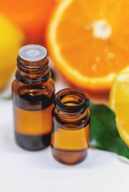 Beyaz izole edilmiş arka planda turuncu esaslı yağ. Seçici odaklanma. yiyecek.