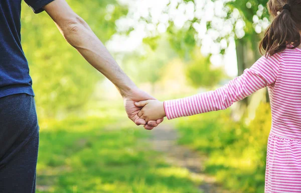 Babasıyla birlikte bir çocuk elden gider. Seçici odaklanma. Doğa.