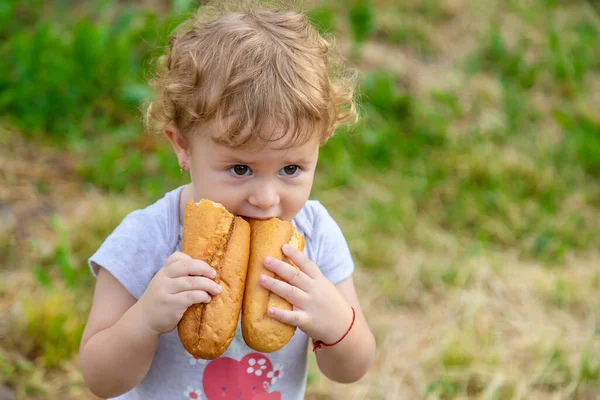 Ребенок Ест Хлеб Парке Выборочный Фокус Ребенок — стоковое фото