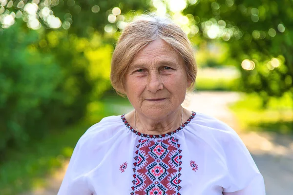 Бабушка Украинской Вышитой Одежде Выборочный Фокус Природа — стоковое фото