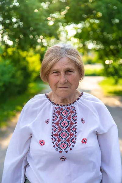 Babička Ukrajinských Vyšívaných Šatech Selektivní Soustředění Nature — Stock fotografie