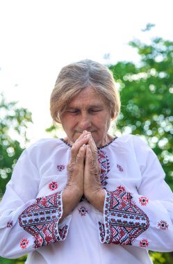 Ukrayna 'da işlemeli giysiler içinde bir büyükanne. Seçici odaklanma. Doğa.