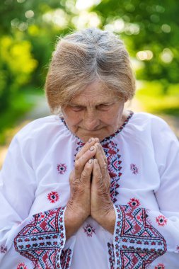 Ukrayna 'da işlemeli giysiler içinde bir büyükanne. Seçici odaklanma. Doğa.