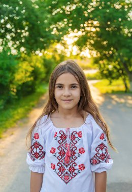 Vyshyvanka 'daki Ukraynalı kız çocuğu. Seçici odaklanma. Çocuk.