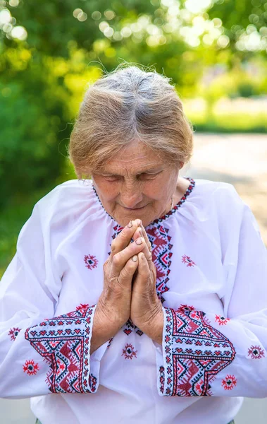 Mormor Ukrainska Broderade Kläder Selektivt Fokus Natur — Stockfoto