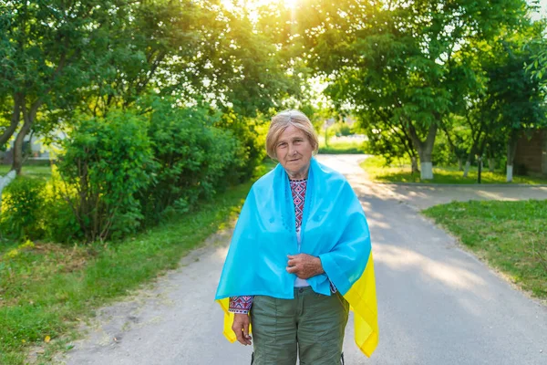 Großmutter Ukrainischen Bestickten Kleidern Selektiver Fokus Natur — Stockfoto