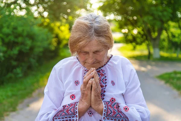 Mormor Ukrainska Broderade Kläder Selektivt Fokus Natur — Stockfoto