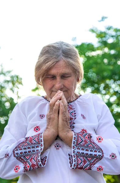 Mormor Ukrainska Broderade Kläder Selektivt Fokus Natur — Stockfoto