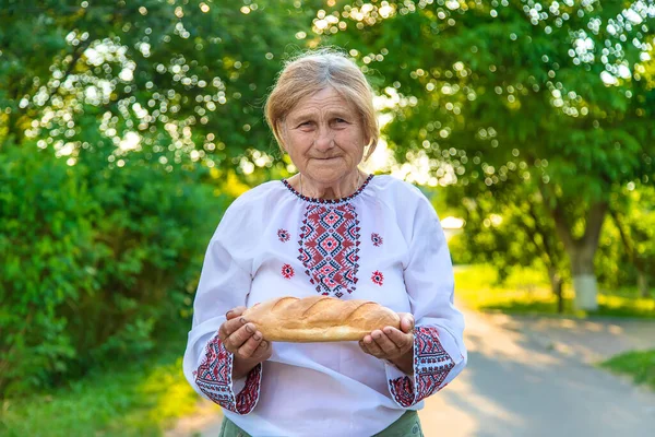 Großmutter Mit Ukrainischem Brot Der Hand Selektiver Fokus Lebensmittel — Stockfoto