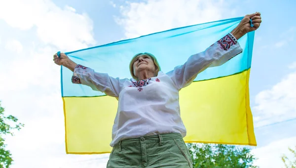 Бабушка Украинской Вышитой Одежде Выборочный Фокус Природа — стоковое фото