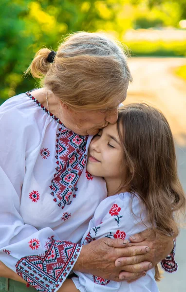 Ukrán Nagymama Unokája Vyshyvankában Szelektív Fókusz Kölyök — Stock Fotó