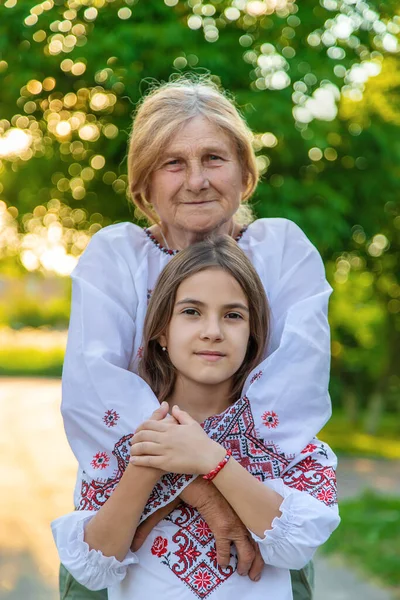 乌克兰祖母和孙女住在维希万卡 有选择的重点 — 图库照片