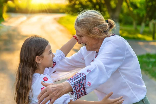 Ukrán Nagymama Unokája Vyshyvankában Szelektív Fókusz Kölyök — Stock Fotó