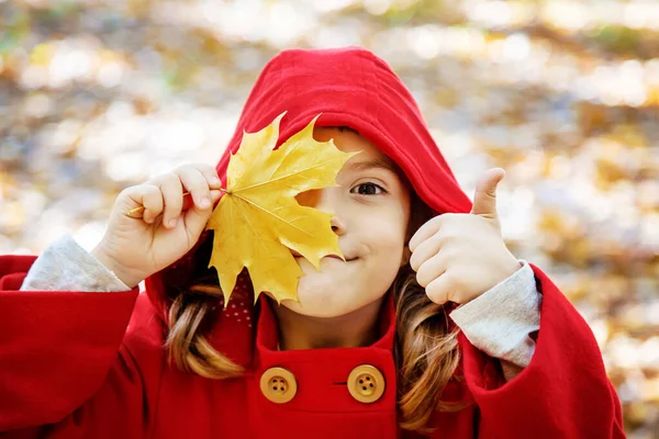 Kind Rotem Mantel Mit Herbstblättern Liebe Herbst Selektiver Fokus Natur — Stockfoto