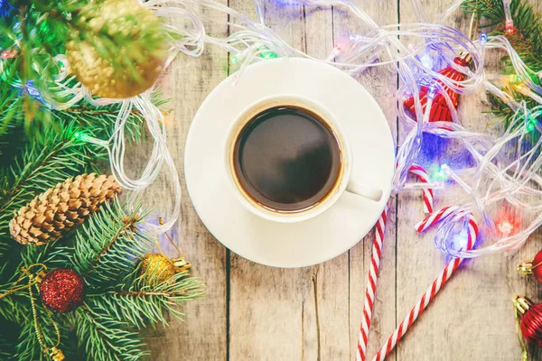 Tasse Kaffee Vor Weihnachtlichem Hintergrund Weihnachtsmorgen Selektiver Fokus 2019 — Stockfoto
