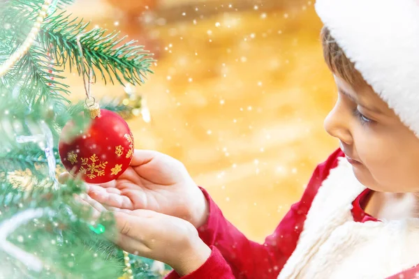Παιδί Ευτυχισμένη Πέρα Από Υπόβαθρο Των Χριστουγέννων Χριστουγεννιάτικο Δέντρο Επιλεκτική — Φωτογραφία Αρχείου