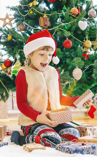 クリスマス背景上幸せな子 クリスマス ツリー 選択と集中 — ストック写真