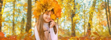 Sonbahar yapraklarıyla parktaki çocuklar. Seçici odak.