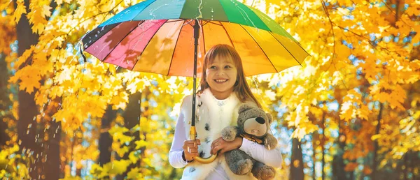 Kind Unter Einem Regenschirm Herbstpark Selektiver Fokus — Stockfoto