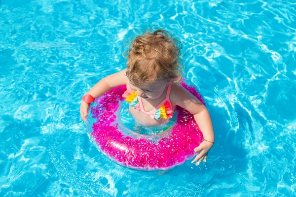 Ein Kind Schwimmt Einem Pool Mit Kreis Selektionsfokus Kind — Stockfoto