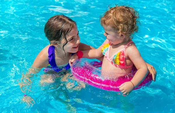 Niño Nada Una Piscina Con Círculo Enfoque Selección Niño — Foto de Stock