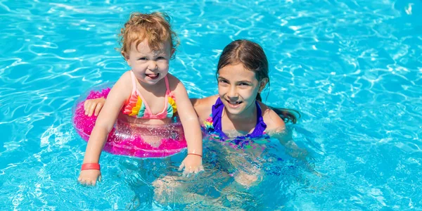 子供たちは輪のあるプールで泳ぐ 選択の焦点 キッド — ストック写真