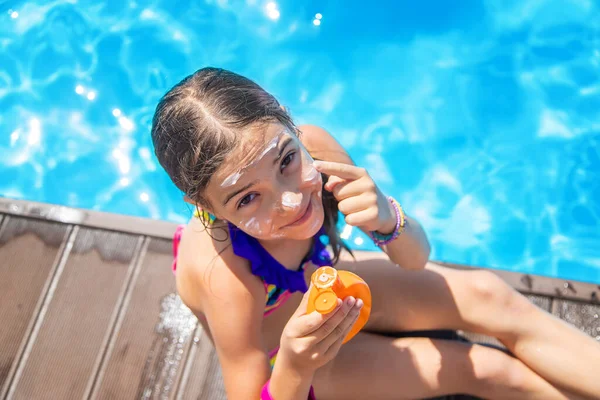 Kind Bij Het Zwembad Smeert Zonnebrandcrème Selectie Focus Jongen — Stockfoto