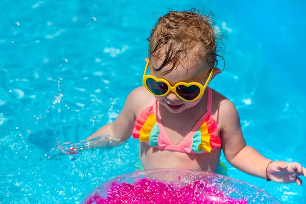 Uma Criança Nada Uma Piscina Com Círculo Foco Seleção Miúdo — Fotografia de Stock