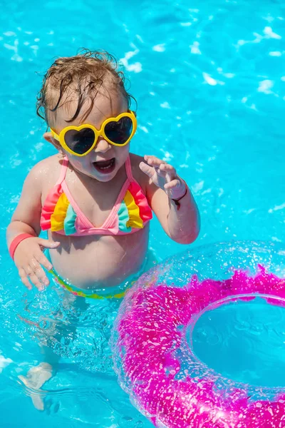 Uma Criança Nada Uma Piscina Com Círculo Foco Seleção Miúdo — Fotografia de Stock