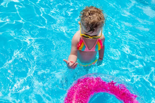 Bir Çocuk Çemberli Bir Havuzda Yüzer Seçime Odaklan Çocuk — Stok fotoğraf