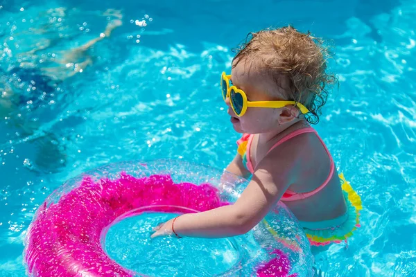 子供は円のあるプールで泳ぐ 選択の焦点 キッド — ストック写真