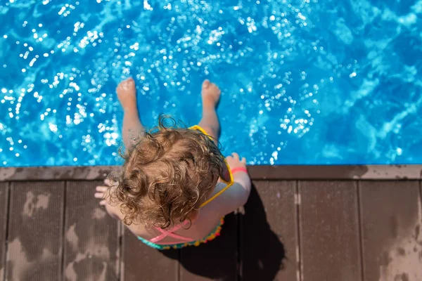 Baby Zwemt Het Zwembad Selectieve Focus Kind — Stockfoto