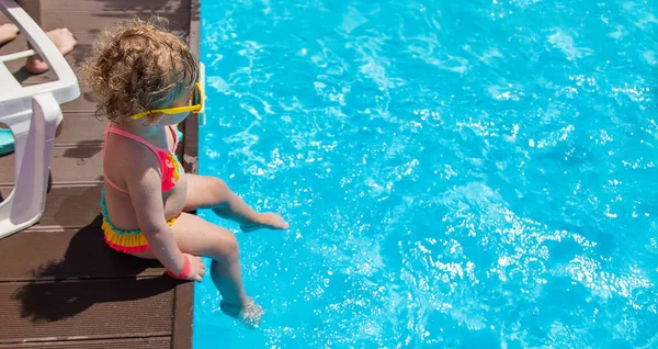 赤ん坊はプールで泳ぐ 選択的フォーカス — ストック写真