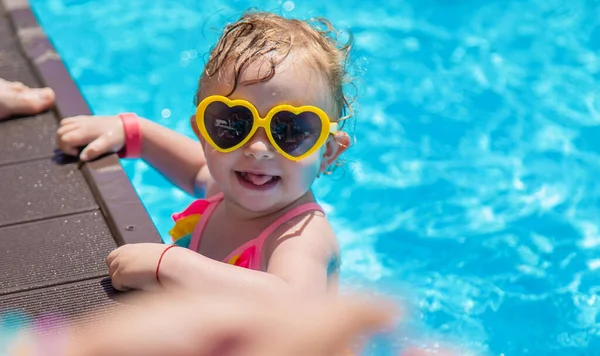 Bebé Nada Piscina Enfoque Selectivo Niño —  Fotos de Stock