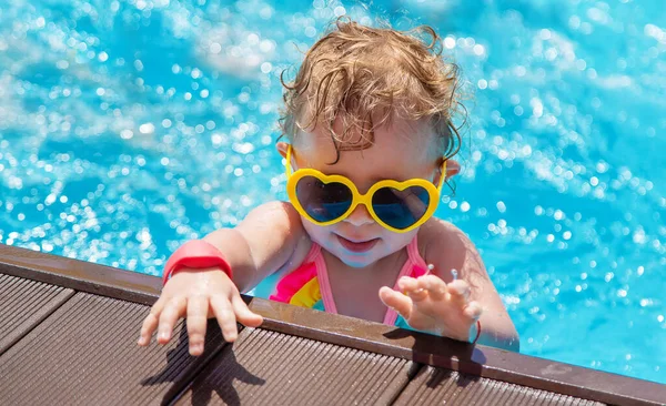 Bebek Havuzda Yüzüyor Seçici Odaklanma Çocuk — Stok fotoğraf