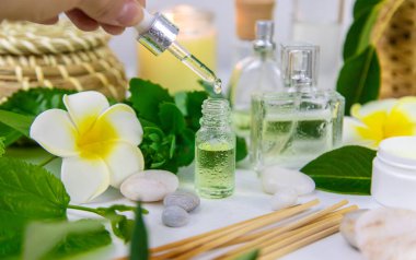 Arka plan spa kozmetik ürünleri, yağlar ve bitkiler. Seçici odaklanma. Doğa.