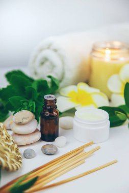 Arka plan spa kozmetik ürünleri, yağlar ve bitkiler. Seçici odaklanma. Doğa.