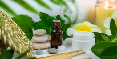 Arka plan spa kozmetik ürünleri, yağlar ve bitkiler. Seçici odaklanma. Doğa.