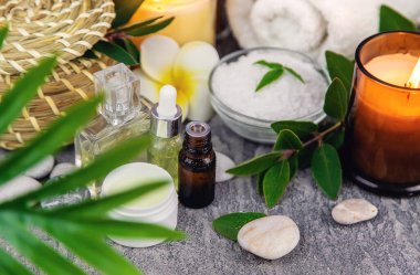 Arka plan spa kozmetik ürünleri, yağlar ve bitkiler. Seçici odaklanma. Doğa.