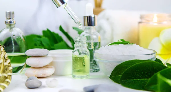 Antecedentes Cosméticos Spa Aceites Hierbas Enfoque Selectivo Naturaleza —  Fotos de Stock