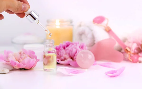 Fleurs Roses Sur Fond Blanc Spa Facial Concentration Sélective Nature — Photo