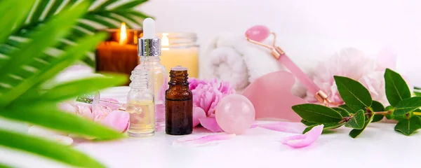 Fleurs Roses Sur Fond Blanc Spa Facial Concentration Sélective Nature — Photo