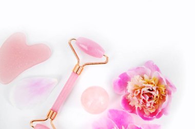 Beyaz arka planda pembe çiçekler, spa yüz masajı. Seçici odaklanma. Doğa.