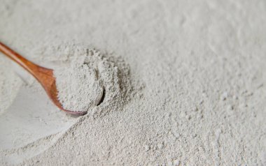 Yüz ve vücut için maskeli kil tozu spa dokusu. Seçici odaklanma. Doğa.