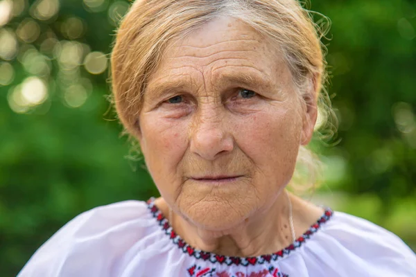 Портрет Пожилой Женщины Саду Выборочный Фокус Природа — стоковое фото