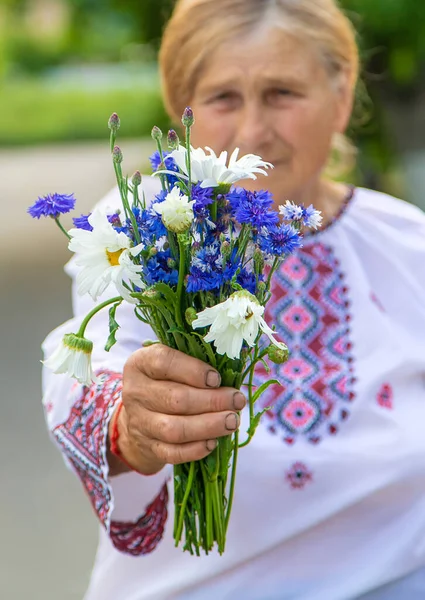 Eine Alte Ukrainerin Einem Bestickten Hemd Mit Einem Blumenstrauß Selektiver — Stockfoto