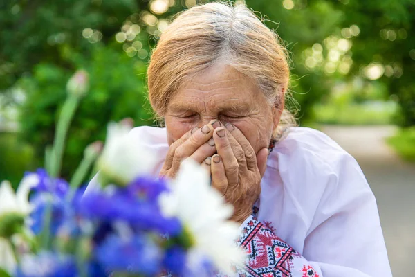 Den Gamla Kvinnan Allergisk Mot Blommor Selektivt Fokus Natur — Stockfoto