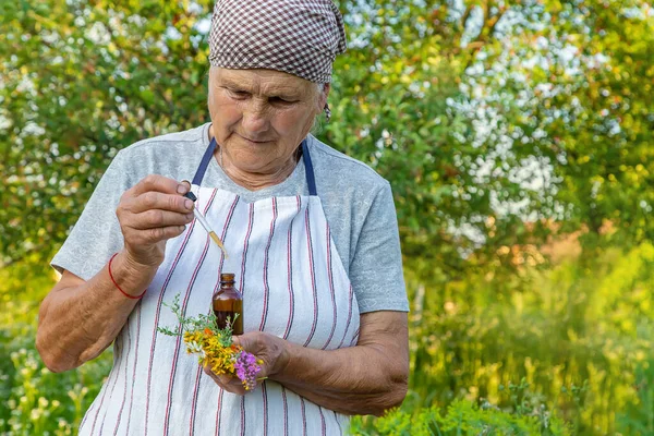 Old Woman Makes Herbal Tincture Selective Focus Nature — Stockfoto